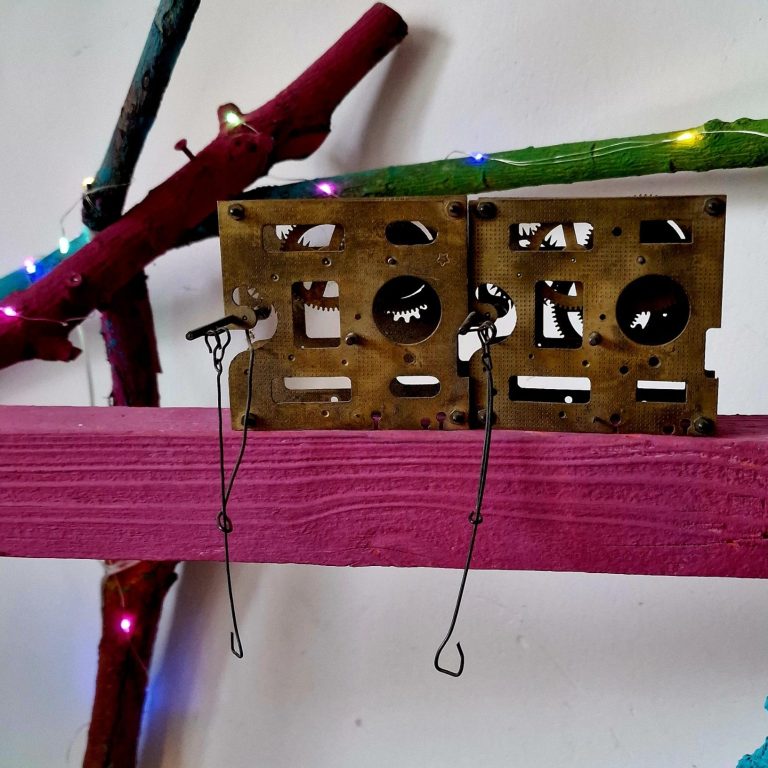 2 Menschen beim Angeln Zwei alte Uhrwerke aus der Werkstatt meines Papas, arrangiert auf farbigem Holz mit Ästen und Lichterkette im Atelier VeränderBar.